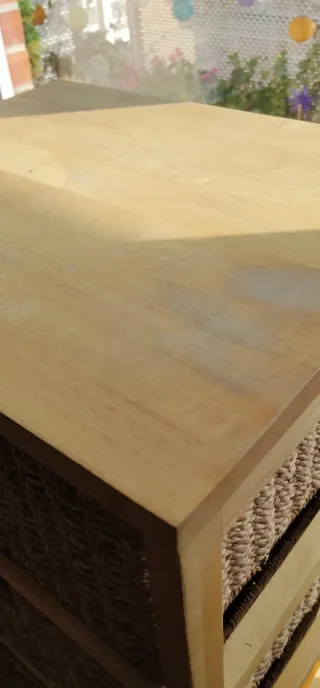 Cajonera de madera y mimbre