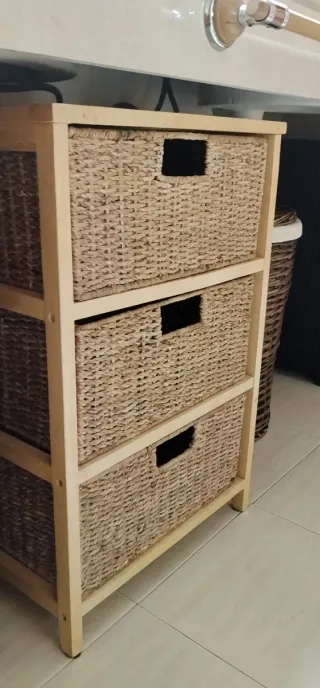 Cajonera de madera y mimbre