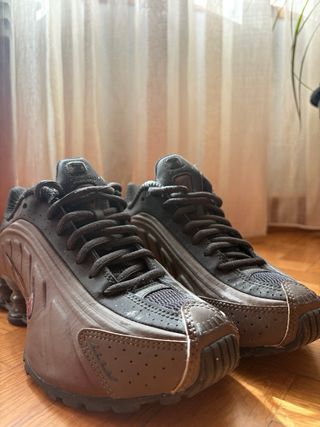 Nike Shox R4 Marrón y Rojo
