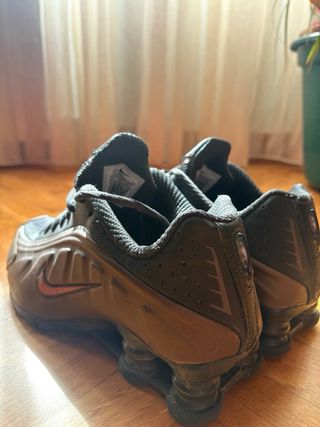 Nike Shox R4 Marrón y Rojo