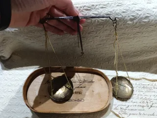 Balanza antigua para pesar monedas de oro