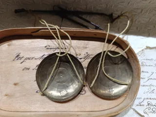 Balanza antigua para pesar monedas de oro