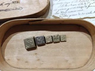 Balanza antigua para pesar monedas de oro