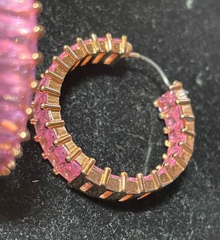 Pendientes Aro con Piedras Rosas y Detalles Dorado