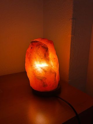 Lámpara de sal natural piedra y madera