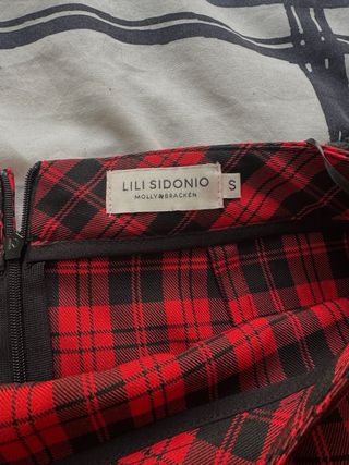 Falda de cuadros roja y negra con cadena