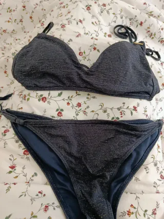 Bikini Azul con Detalles Dorados