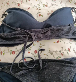 Bikini Azul con Detalles Dorados