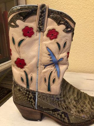 Botas de piel verde y multicolor.