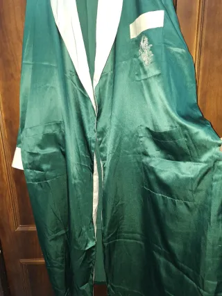 Bata de señora verde con dragón