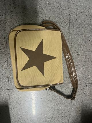 Bolso beige con estrella marrón