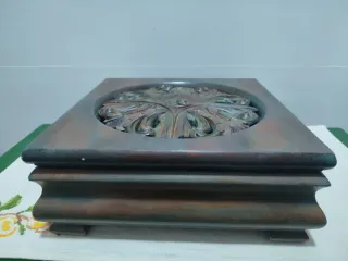 Caja joyero de madera con diseño tallado