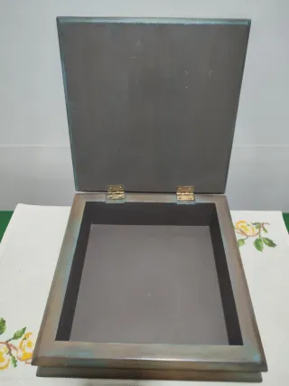 Caja joyero de madera con diseño tallado