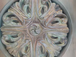 Caja joyero de madera con diseño tallado