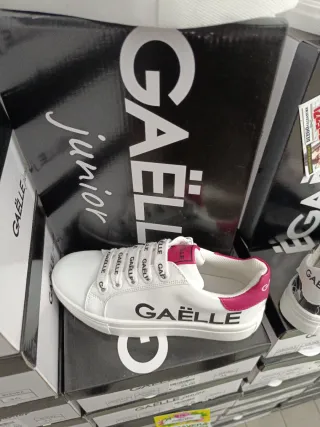 Sneakers bambina Gaelle bianche con fucsia