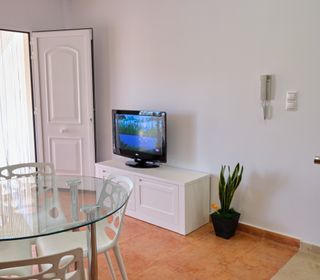 Mueble de televisión de madera lacado en blanco.