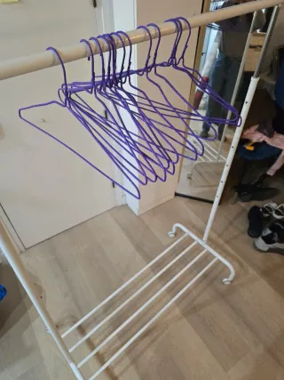 Perchero Metálico Blanco con Ruedas