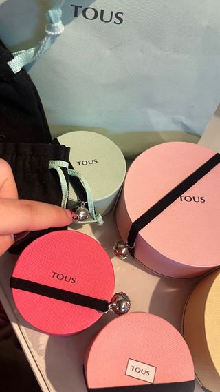 4 cajitas Tous y 2 bolsas tela