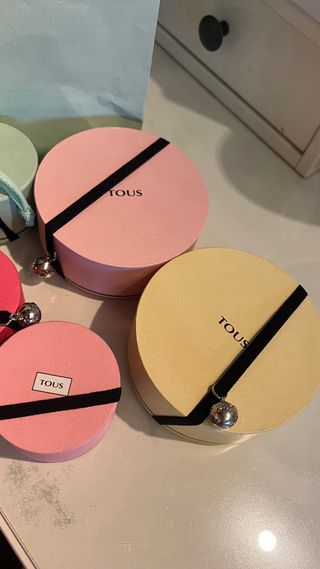 4 cajitas Tous y 2 bolsas tela