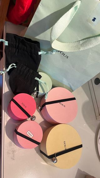 4 cajitas Tous y 2 bolsas tela