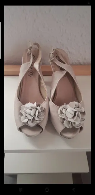 Zapatos de tacón beige mujer