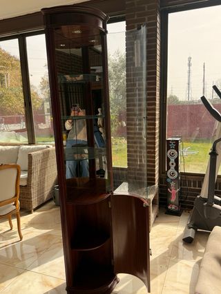 Vitrina rinconera clásica madera y cristal