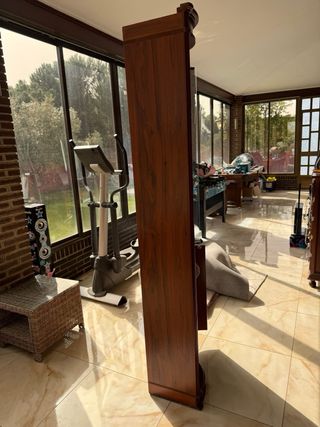 Vitrina rinconera clásica madera y cristal