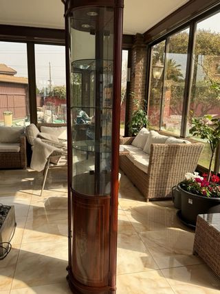 Vitrina rinconera clásica madera y cristal