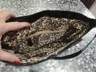 Bolso negro charol con estampado.