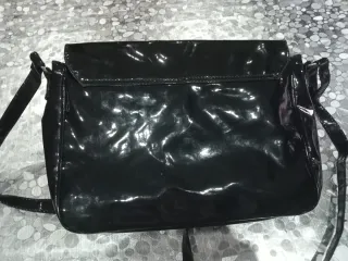 Bolso negro charol con estampado.