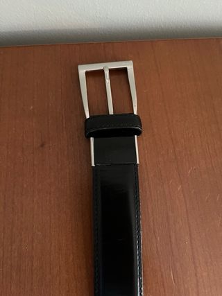 Cintura nera con fibbia metallica