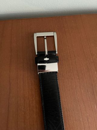 Cintura nera con fibbia metallica