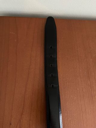 Cintura nera con fibbia metallica