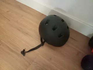 Casco negro para patinete eléctrico