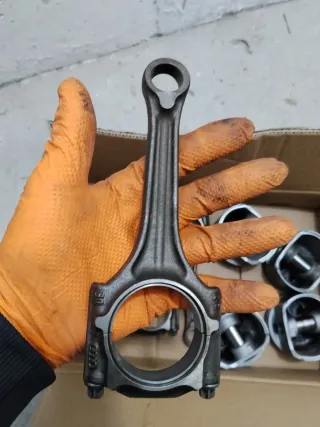 Pistones y bielas 1.8 Turbo.