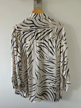 Camisa de raso con estampado de cebra