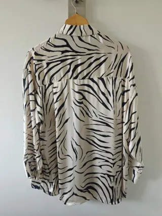 Camisa de raso con estampado de cebra