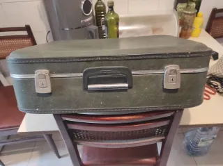 Maleta vintage coleccionista verde