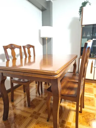 Mesa de comedor de madera