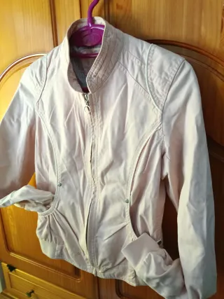 Cazadora Stradivarius rosa niña