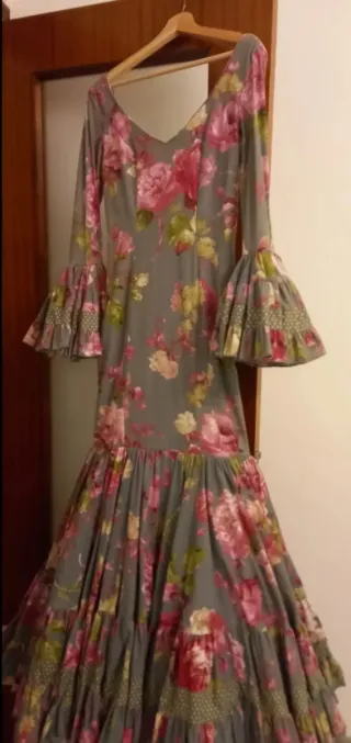 Traje de flamenca y mantoncillo