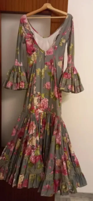 Traje de flamenca y mantoncillo