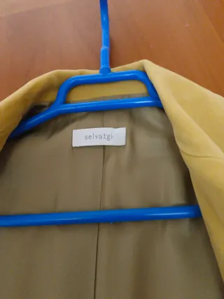 Chaqueta larga amarilla