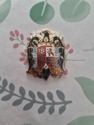 Escudo antiguo con águila y león