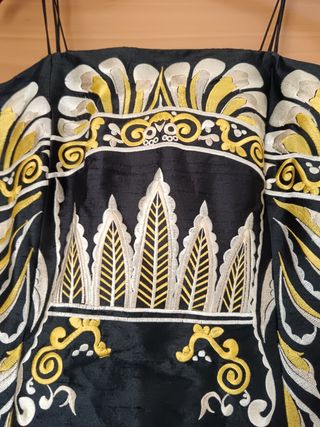 Vestido largo negro con dragón dorado