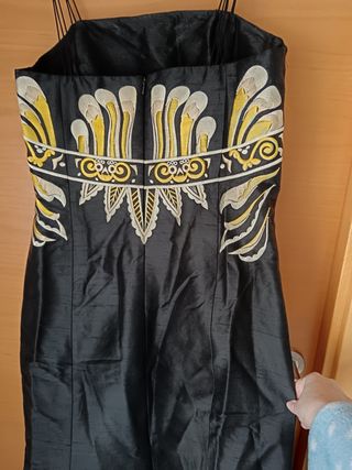 Vestido largo negro con dragón dorado