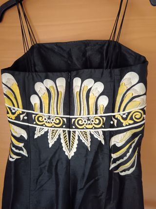 Vestido largo negro con dragón dorado