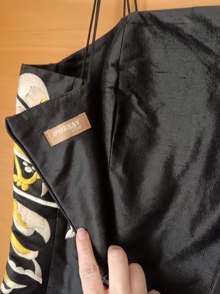 Vestido largo negro con dragón dorado