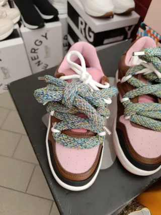 Sneakers donna firmate Lava noto marchio di lusso