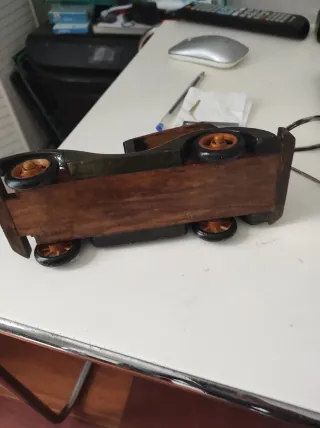 Coche de madera decorativo